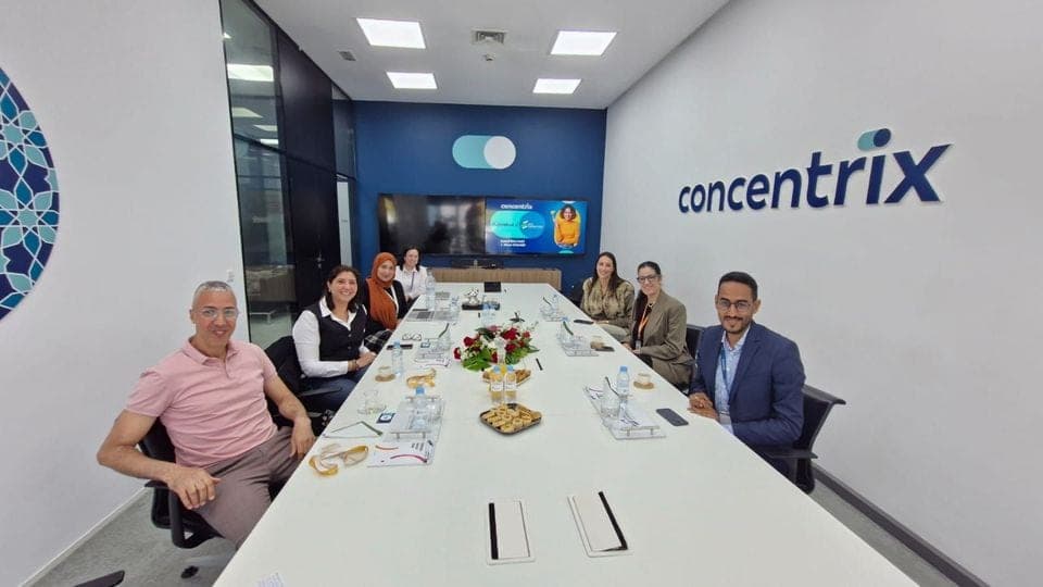 Session de travail autour d'une table de réunion dans les bureaux de Concentrix, avec les managers accompagnés par TO EVOLVE.