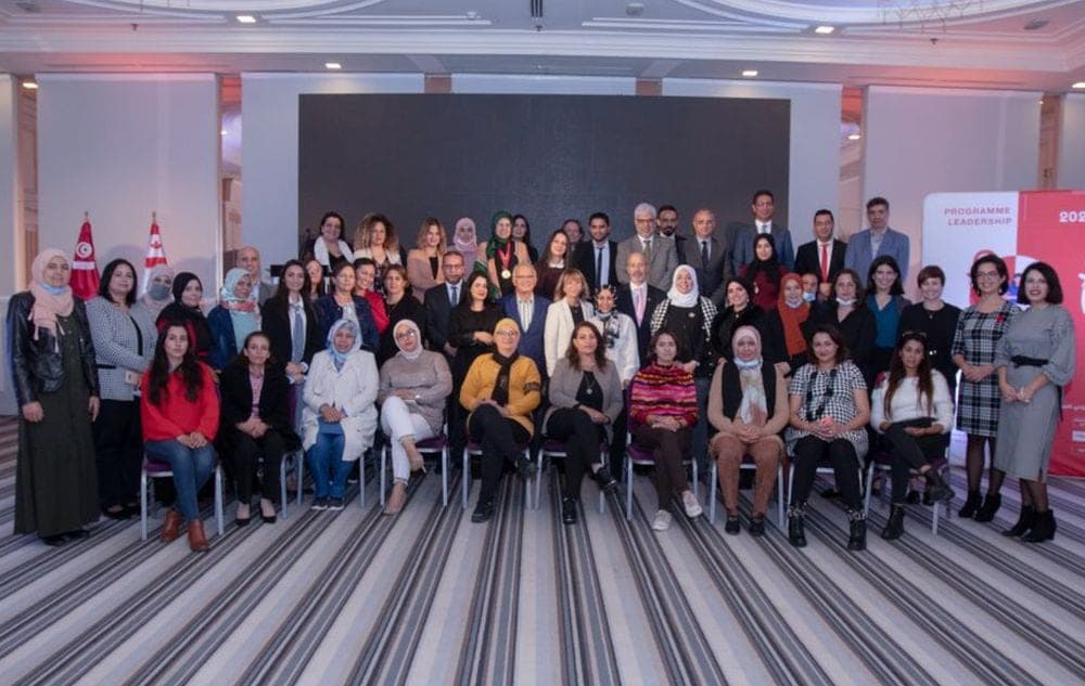 Photo de groupe des participantes et intervenants du programme Leadership pour les femmes entrepreneures, mené avec le CFE et HEC Montréal.