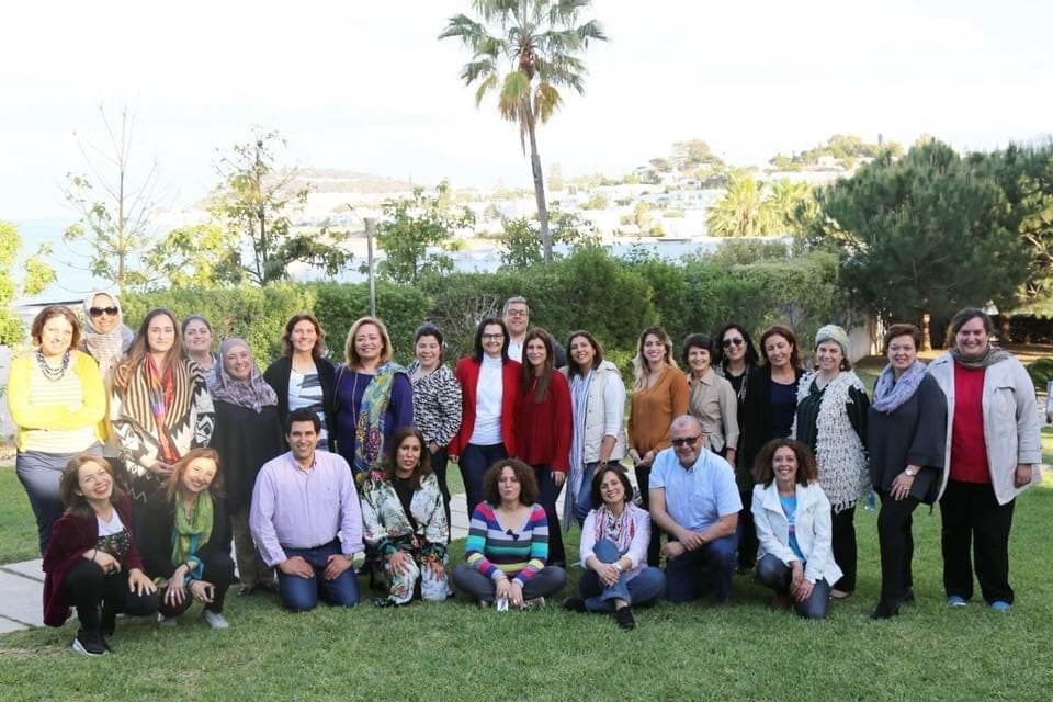 Photo de groupe en extérieur des participantes du programme de mentorat Women in Business de la BERD.