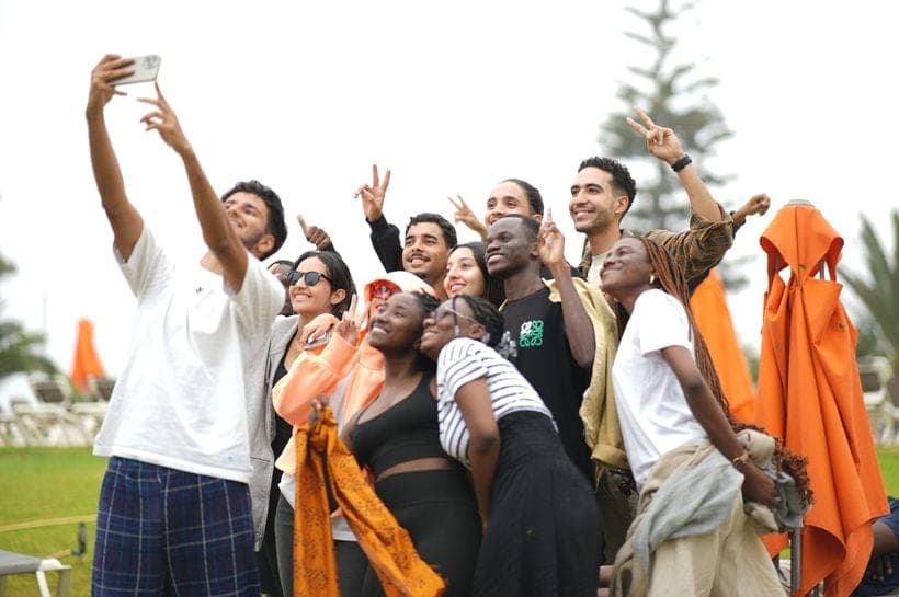 Groupe de jeunes leaders réunis en extérieur pour une photo souvenir pendant l'EPIK Summer Academy.
