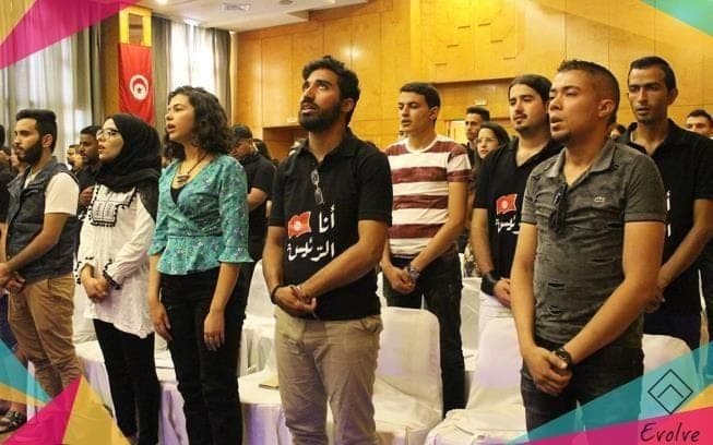 Groupe de jeunes participants réunis debout lors d'un programme TO EVOLVE.